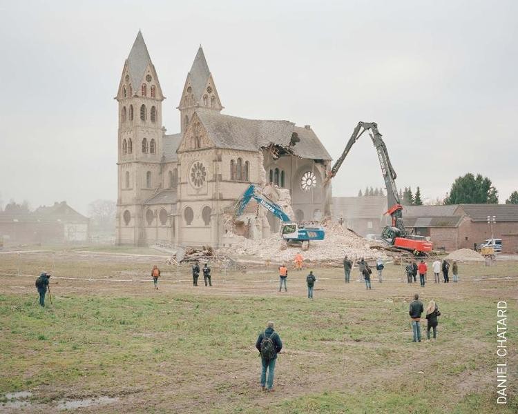 RWE reißt mit Baggern die Pfarrkirche Immerath ab, um Platz für Tagebau Garzweiler zu schaffen