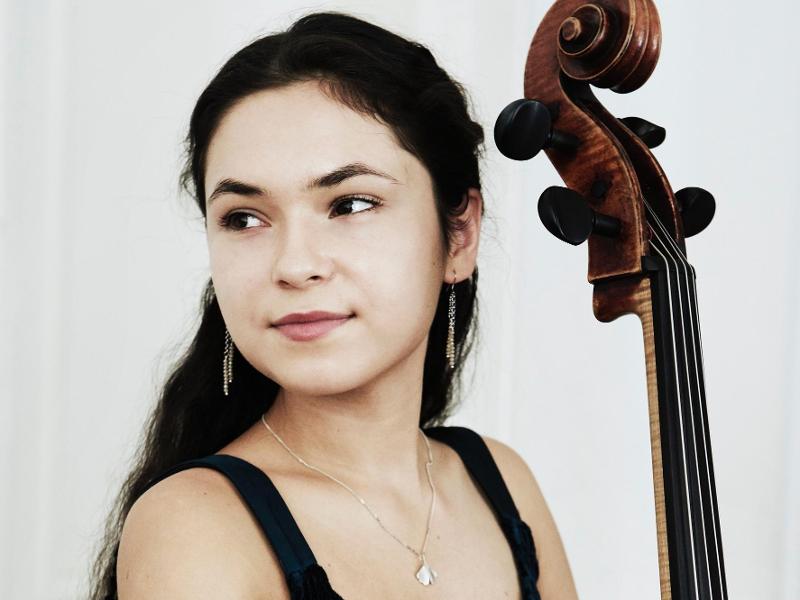 Anna Olivia Amaya Farias mit Cello