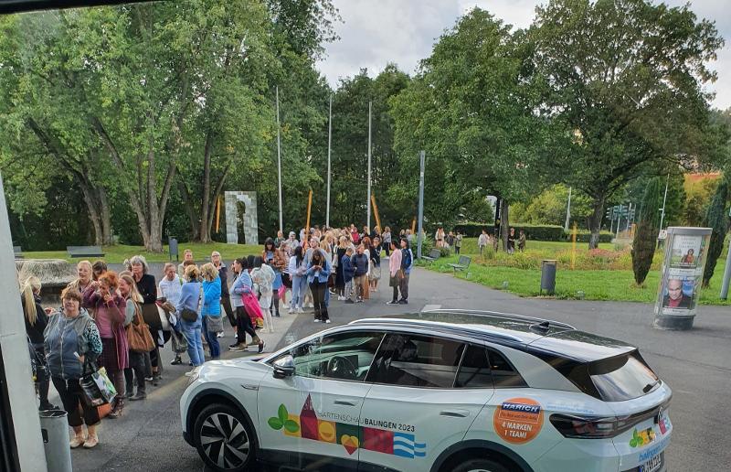 Menschenschlange vor dem Eingang der Stadthalle Balingen