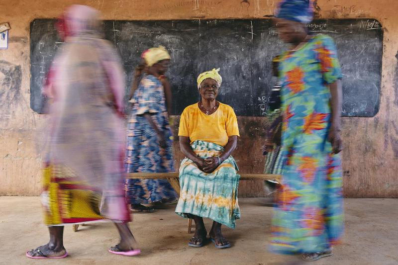 vier ältere, an demenz erkrankte Frauen aus Ghana in traditioneller Kleidung
