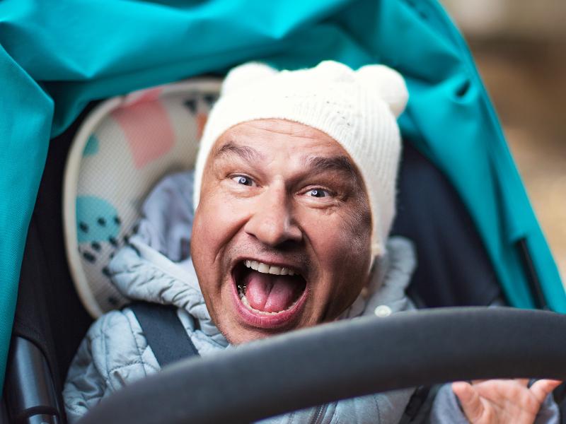 Lars Reichow Lars Reichow mit weit aufgerissenem Mund und Wollstrickmütze in weiß