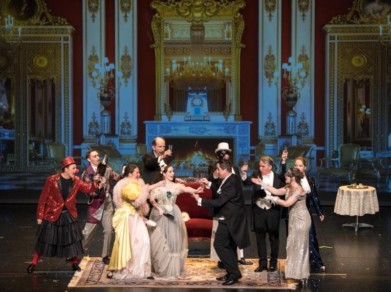 Die Fledermaus Das Ensemble der Neuen Operette Wien kostümiert auf der Bühne