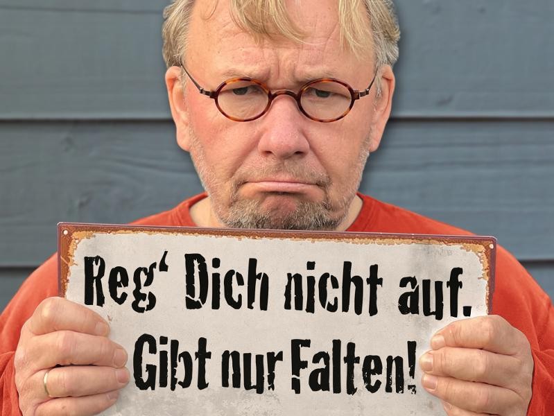 Bernd Stelter Bernd Stelter schaut grimmig in die Kamera. Er trägt ein oranges Shirt.