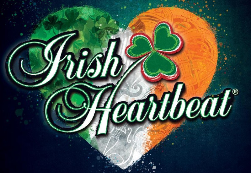 Herz in den Farben der Nationalflagge mit Kleeblatt und Schriftzug "Irish Heartbeat"