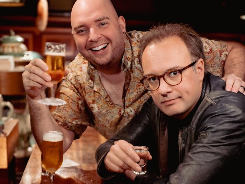 Rene Sydow und Christian Miedreich Rene Sydow und Christian Miedreich sitzen mit Bier und Schnaps am Bar-Tresen