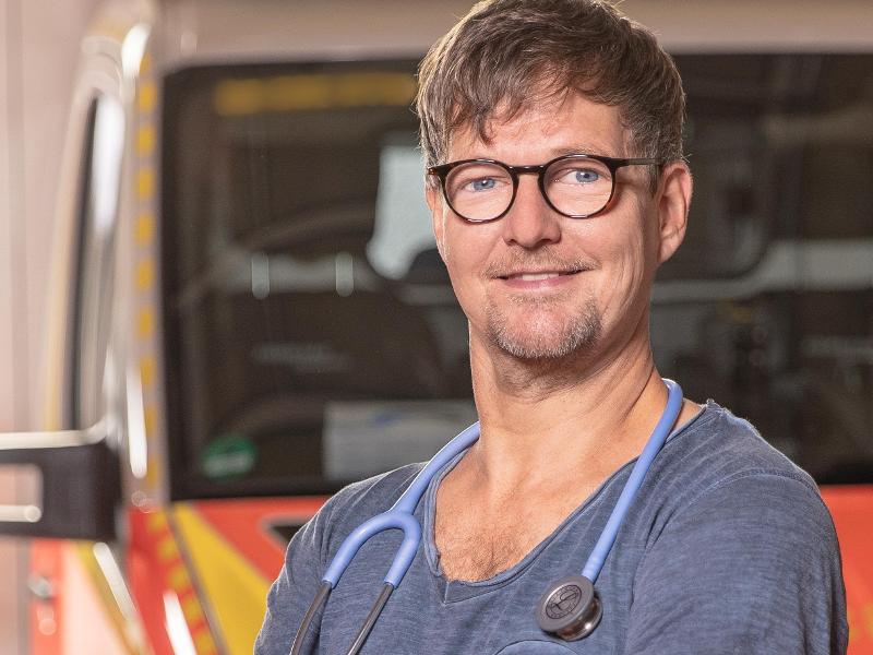 Dr. Lüder Warnken vor Rettungswagen