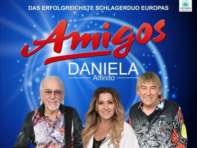 Die Amigos und Daniela Alfinito vor einem blauen Hintergrund mit dem Amigo und dem artmedia Logo