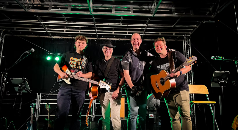 Bild der Band mit 4 Musikern