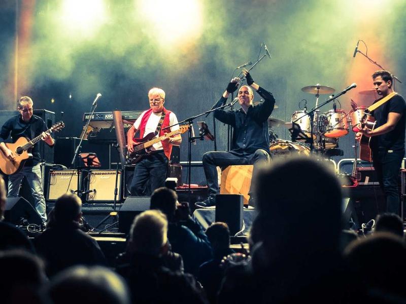 Band des Oldiechores vor stehendem Publikum