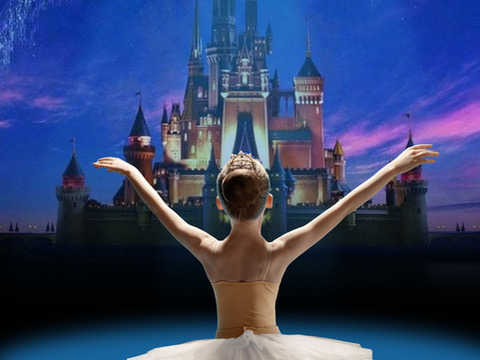 Junge Ballerina vor dem Disney-Schloss Junge Ballerina vor dem Disney-Schloss