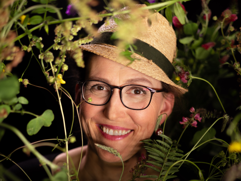 Martina Schwarzmann inmitten von Wildblumen