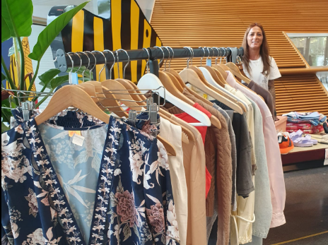 Second-Handmode auf einem Ständer in der Stadthalle Balingen